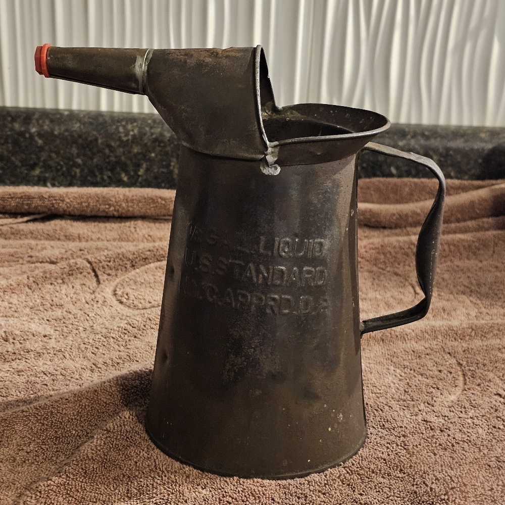 Vintage Oil Measuring Can w/ Pour Spout 1/2 gallon U.S. Standard NYC Apprd.D.2